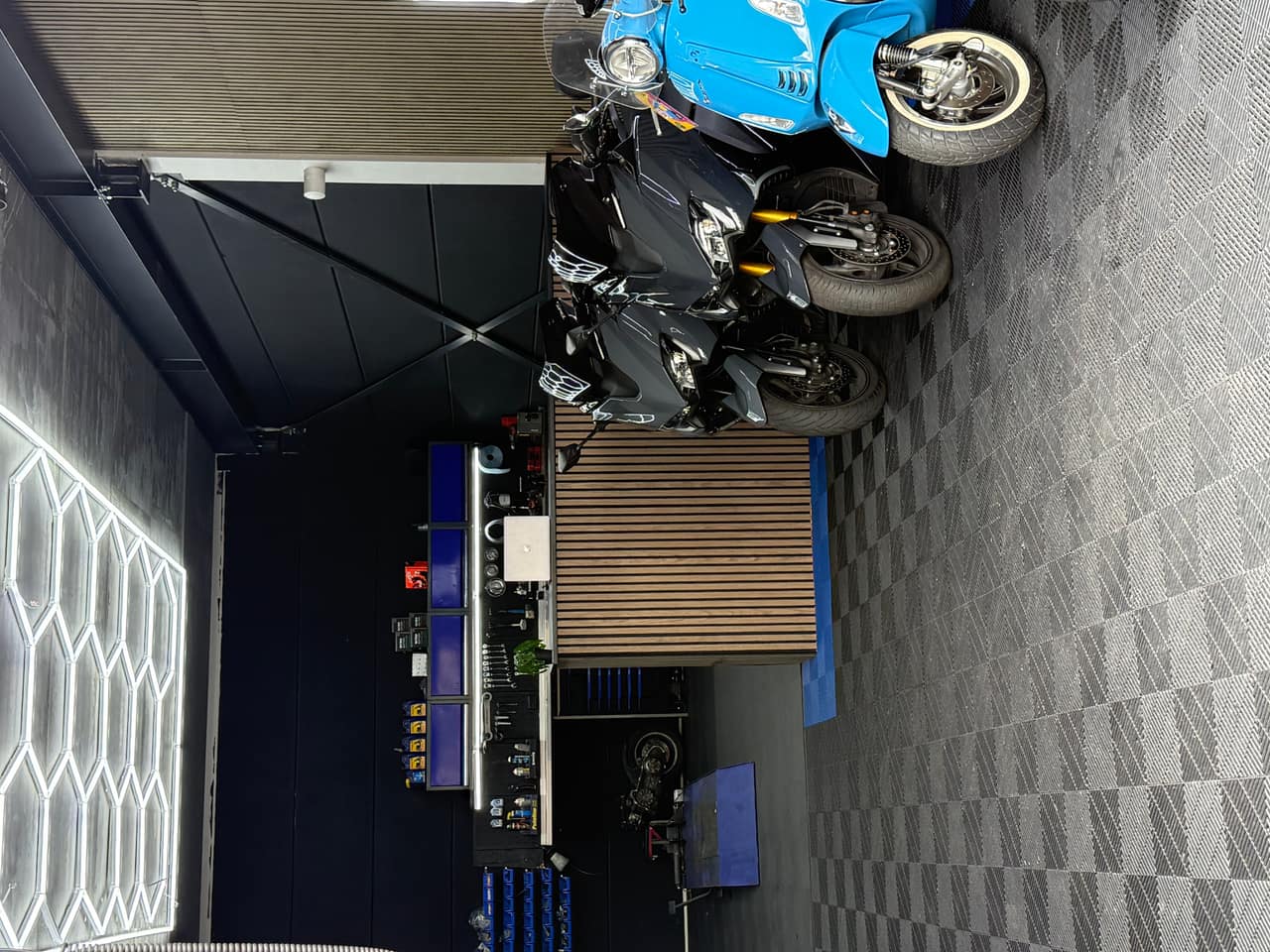 Monteur bezig met een reparatie aan een scooter in de werkplaats